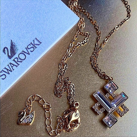 Gorgeous Swarovski necklace in original packaging